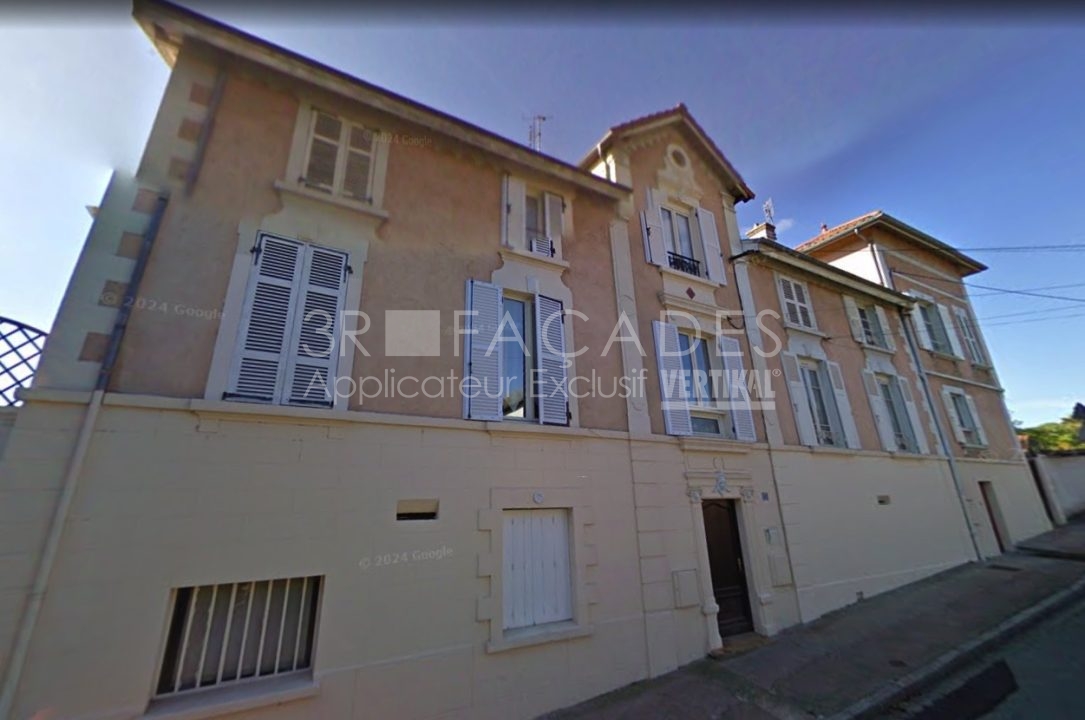 Façades 3R bâtiment rose avec volets blancs.