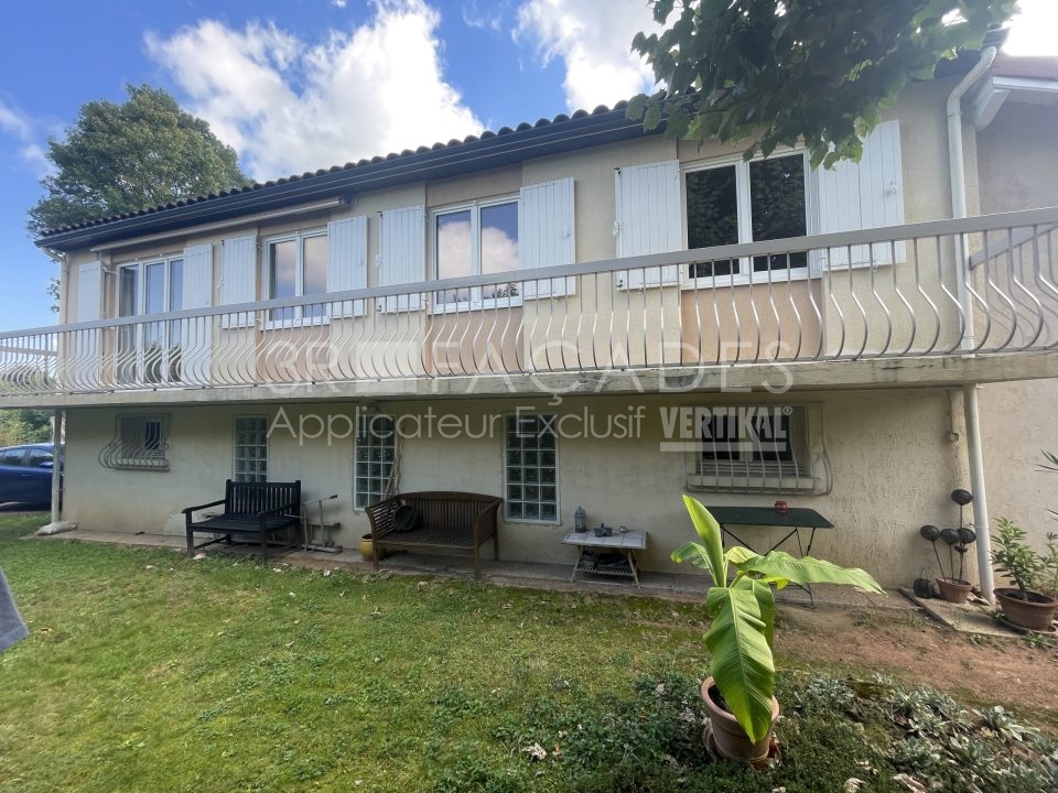 Maison à deux étages avec balcon et patio, 3R Façades.
