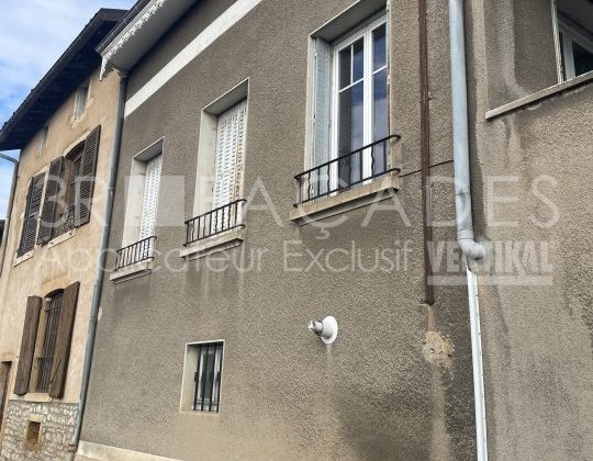 Façade de bâtiment avec balcons et fenêtres.