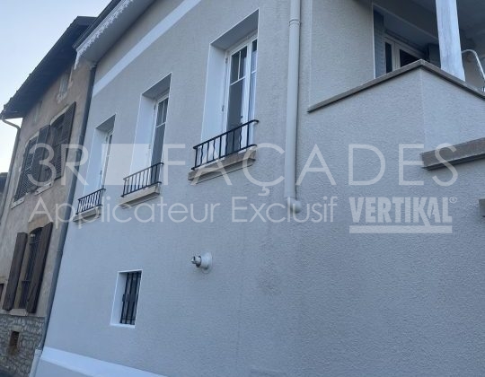 Façade de bâtiment blanc avec balcons