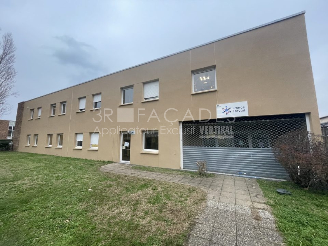 Bâtiment commercial avec enseigne France Travail, façade 3R.