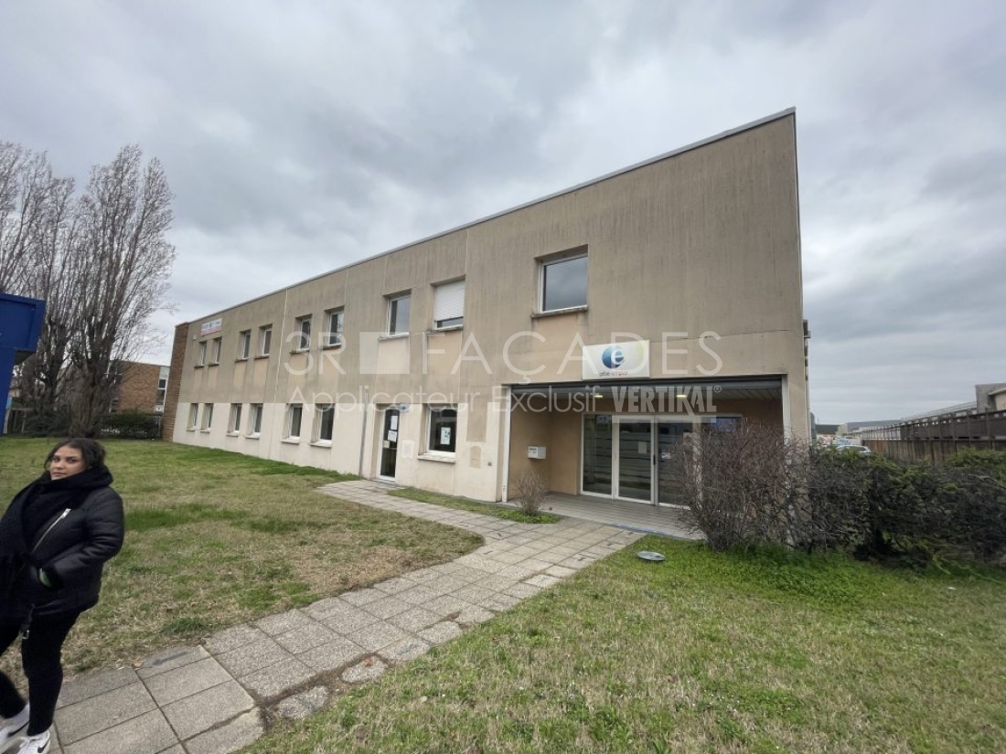 Bâtiment moderne avec 3R Façades.