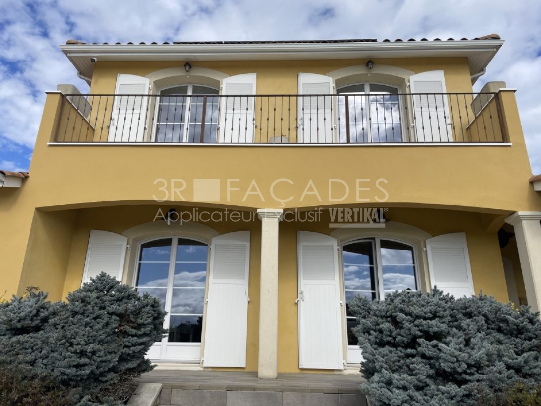 Façade jaune avec balcon et fenêtres blanches, 3R Façades.