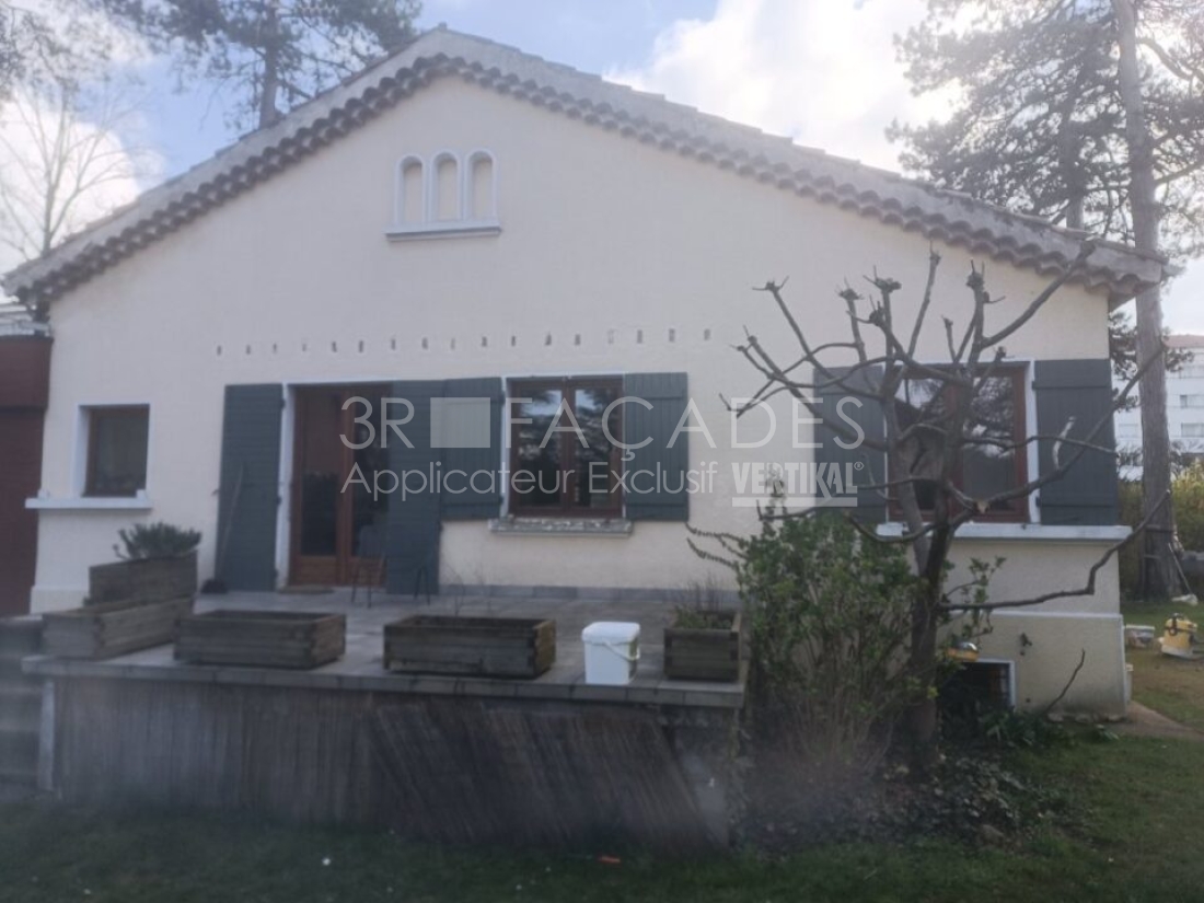 Maison blanche avec volets verts, 3R Façades.