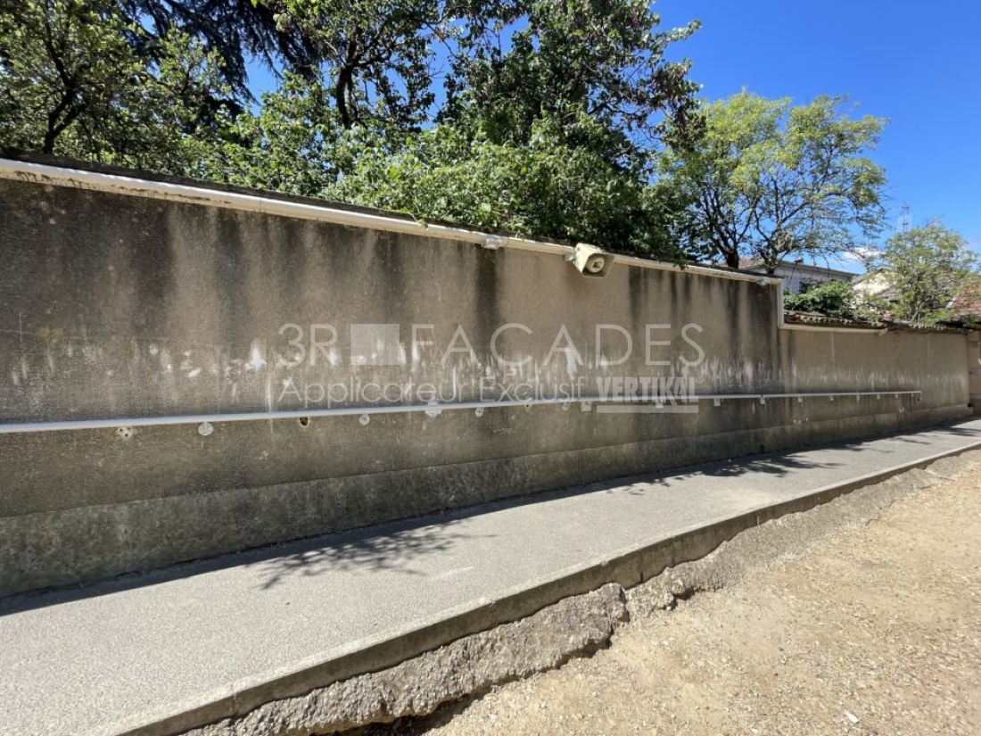 Mur en béton avec caméra de sécurité, 3R Façades.