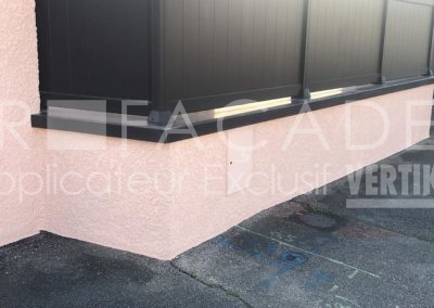 Mur rose avec fenêtre noire, 3R Façades.