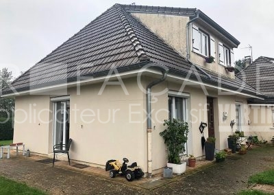 Maison avec 3R Façades, jouets, plantes, fenêtres.