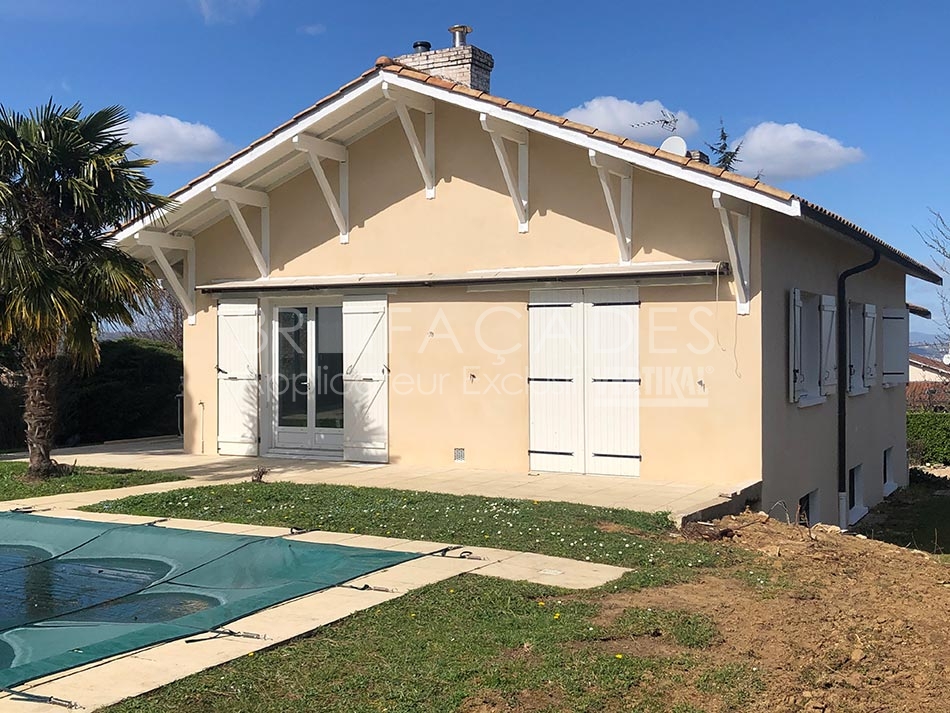 Maison moderne avec 3R Façades, fenêtres blanches, piscine.