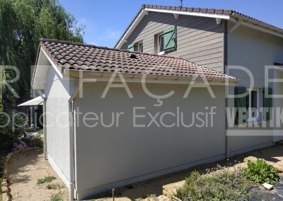 Maison rénovée 3R Façades, nouvelle façade blanche et tuiles rouges.