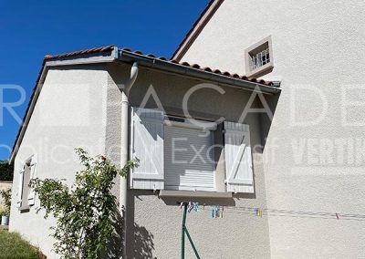 Façade de maison avec fenêtre et climatiseur
