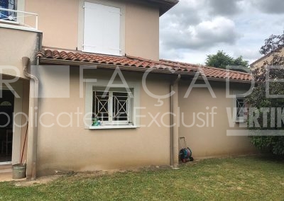 Façade maison 3R avec fenêtre grillagée.