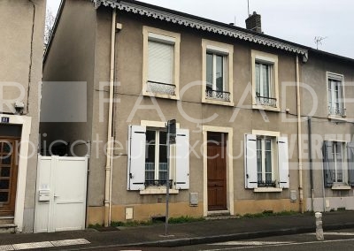 Façade de maison avec volets blancs.