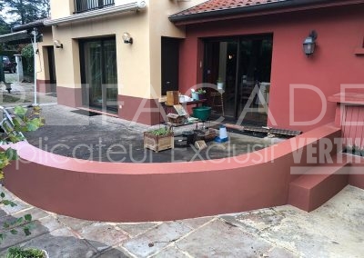 Maison avec façade 3R peinte en rouge et beige.